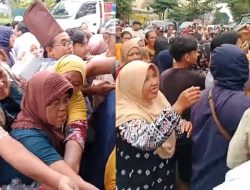 Takjil Gratis DPD APPSI Jombang di Pasar Gudo Diserbu Warga