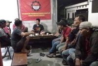 Suasana sekretariat SPBI Jombang membahas PHK terhadap pekerja PT SGS di Diwek, Jombang. (Foto: Ist)