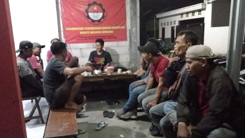 Suasana sekretariat SPBI Jombang membahas PHK terhadap pekerja PT SGS di Diwek, Jombang. (Foto: Ist)