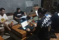 Suasana polisi sedang melakukan pemeriksaan ke pemilik sound horeg yang terjadi di Desa Jatibanjar, Kecamatan Ploso, Kabupaten Jombang. (Foto: IST)