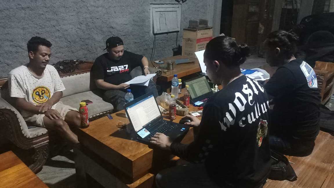 Suasana polisi sedang melakukan pemeriksaan ke pemilik sound horeg yang terjadi di Desa Jatibanjar, Kecamatan Ploso, Kabupaten Jombang. (Foto: IST)