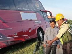 Sopir Ngantuk, Bus Rute Bali-Magetan Terperosok di Tol Jombang–Mojokerto