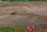 Sesosok pria ditemukan meninggal tergeletak di area penampungan tebu, Desa Tebel, Kecamatan Bareng, Kabupaten Jombang, Kamis (19/3) pagi.