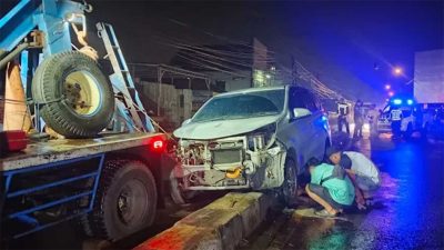 Truk Terguling di Jalan Raya Gambiran Jombang, Mobil Sigra Ikut Naik Pembatas Jalan