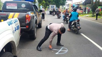 Tertabrak Truk di Jalan Blimbing Jombang, Pemotor 50 Tahun Meninggal