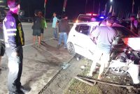 Mobil Ayla yang terlibat kecelakaan di Jalan Raya Desa Jatipelem, Kecamatan Diwek, Kabupaten Jombang, Kamis (25/3/2026) sekitar pukul 03.40 WIB, sebelum dievakuasi. 