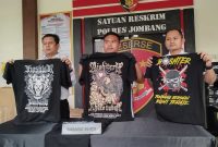 Polisi menunjukkan barang bukti yang diamankan dari insiden bentrok antar pesilat di Jombang. (Foto: IST) 