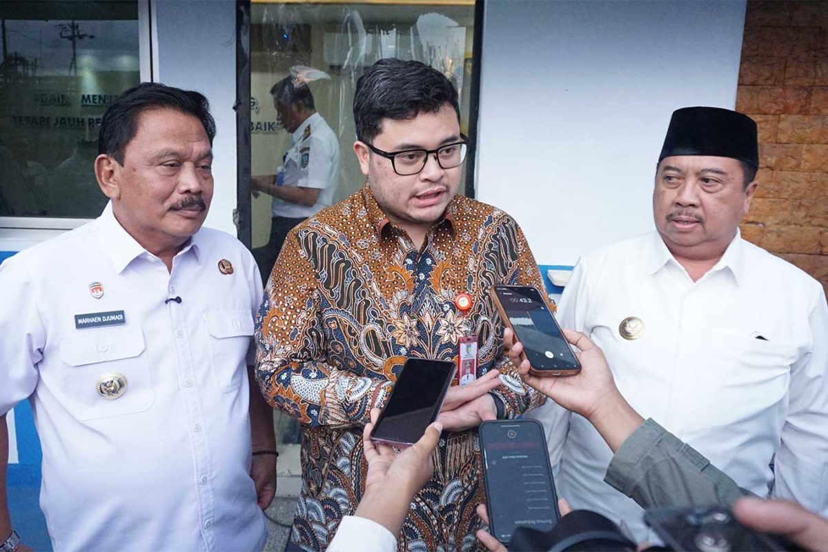 Bupati Kediri, saat diwawancarai wartawan yang didamping Bupati Nganjuk dan Bupati Jombang.