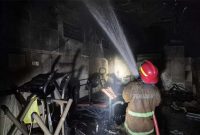 Petugas Damkar saat berupaya memadamkan api yang melalap rumah di Kaliwungu, Kec/Kab Jombang, Jumat malam, (17/3/2026).