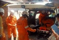 Jasad korban saat dievakuasi petugas dari rumahnya di Desa Sengon, Kecamatan/ Kabupaten Jombang.