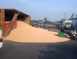 Truk Nabrak PJU Lalu Terguling di Tejo Jombang, Muatan Pakan Ternak Ambyar
