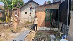 warga mancilan mojoagung bangun rumah untuk tetangganya secara swadaya