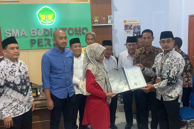 Penyerahan simbolis ijazah yang sempat tertahan pihak sekolah atau YPBU Gadingmangu, Kecamatan Perak, Kabupaten Jombang.