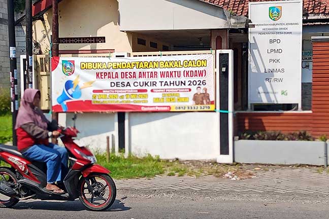 Banner pendaftaran KDAW yang terpasang di depan Balai Desa Cukir, Kecamatan Diwek, Kabupaten Jombang.