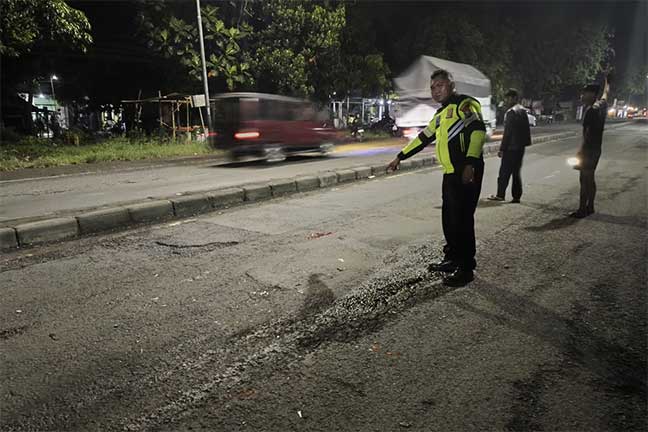Petugas menunjjukan lokasi kecelakaan di Balongbendo, Sidoarjo yang berujung pemuda asal Kepuhkajang, Kecamatan Perak, Jombang, meninggal dunia.