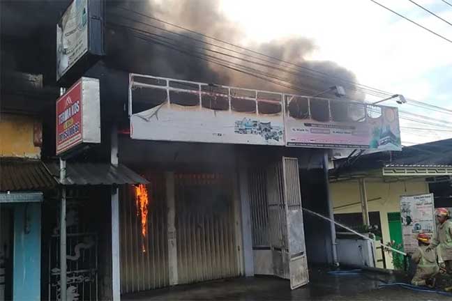 Suasana ruko yang terbakar di Jalan A Yani, Dusun Mojolegi, Desa Dukuhmojo, Kecamatan Mojoagung, Kabupaten Jombang, Kamis (21/5/2026) siang.