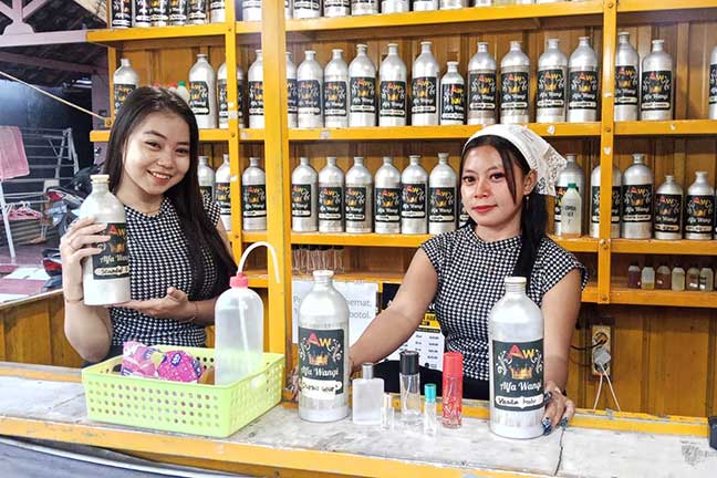 Dua pegawai toko Alfa Wangi di Betek Barat, Kecamatan Mojoagung, Kabupaten Jombang.