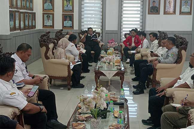 Suasana audensi GMNI Jombang dengan Pemkab Jombang di pendopo.