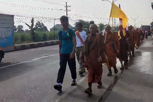 Sebanyak 55 bhikkhu dari sejumlah negara Asia Tenggara yang melakukan perjalanan kaki bertajuk Indonesia Walk for Peace 2026, tiba di Kabupaten Jombang, Senin (18/5/2026).