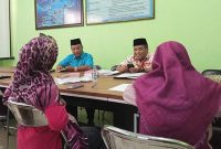 Dua wali murid YPBU saat datang dan mengadu ke Dewan Pendidikan Kabupaten Jombang soal ijazah anaknya yang ditahan bertahun-tahun.