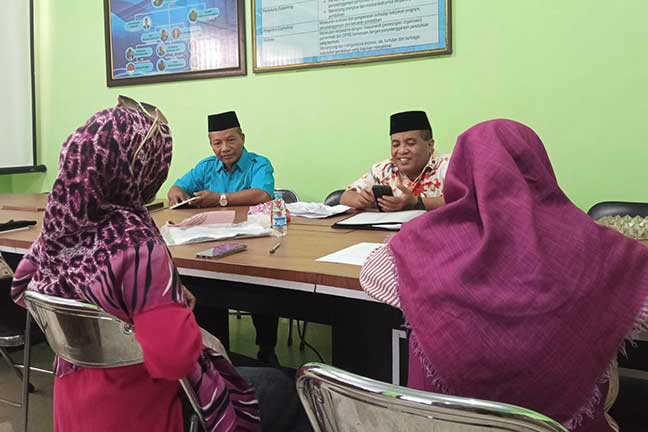 Dua wali murid YPBU saat datang dan mengadu ke Dewan Pendidikan Kabupaten Jombang soal ijazah anaknya yang ditahan bertahun-tahun. 