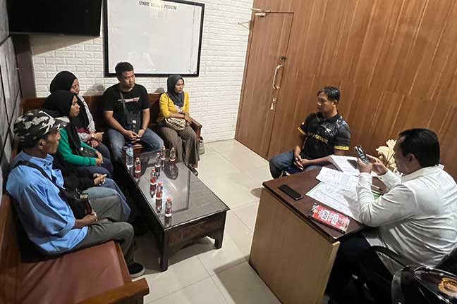 Sejumlah korban lasus dugaan penipuan KSU Al-Kahfi saat di Polres Jombang.