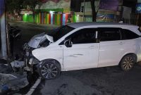 Kondisi mobil Toyota Avanza yang terlibat kecelakaan di jalan Gus Dur Jombang, sebelum dievakuasi petugas.