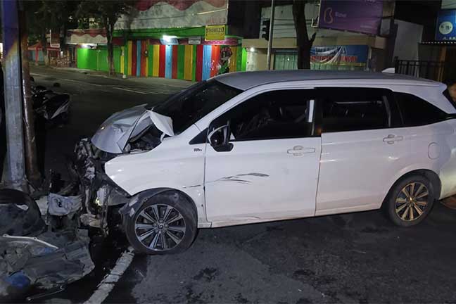 Kondisi mobil Toyota Avanza yang terlibat kecelakaan di jalan Gus Dur Jombang, sebelum dievakuasi petugas.