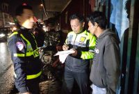 Petugas sedang mengumpulkan keterangan saksi di lokasi kejadian, jalan raya Jombang-Mojokerto, tepatnya di Desa Kademangan, Kecamatan Mojoagung, Kabupaten Jombang.