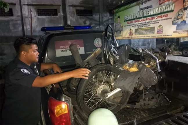 Petugas sedang mengamankan kendaraan yang terlibat dalam kecelakaan di Jalan Raya Desa Mojokrapak, Kecamatan Tembelang, Kabupaten Jombang.