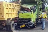 Dua truk yang terlibat kecelakaan di Dusun Jaten, Desa Jatipelem, Kecamatan Diwek, Kabupaten Jombang, sebelum dievakuasi petugas. (Foto: IST)