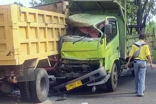 Dua truk yang terlibat kecelakaan di Dusun Jaten, Desa Jatipelem, Kecamatan Diwek, Kabupaten Jombang, sebelum dievakuasi petugas. (Foto: IST)