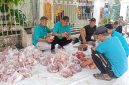 Persiapan pembagian daging hewan kurban di Masjid Miftahul Jihad, kawasan Kavlingan Jombatan, Jalan Gubernur Suryo Gang 7, Kabupaten Jombang 