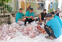 Persiapan pembagian daging hewan kurban di Masjid Miftahul Jihad, kawasan Kavlingan Jombatan, Jalan Gubernur Suryo Gang 7, Kabupaten Jombang 