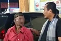 Petugas mengamankan tersangka pembakar toko grosir snack di Dusun Gebangmalang, Desa Bandung, Kecamatan Diwek, Kabupaten Jombang. (Foto: IST)