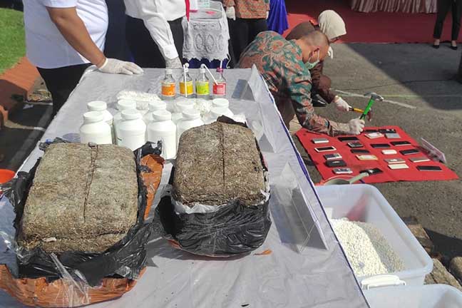 Proses pemusnahan barang bukti narkotika dan obat terlarang di Kejari Jombang, pada Rabu (21/5/2026).