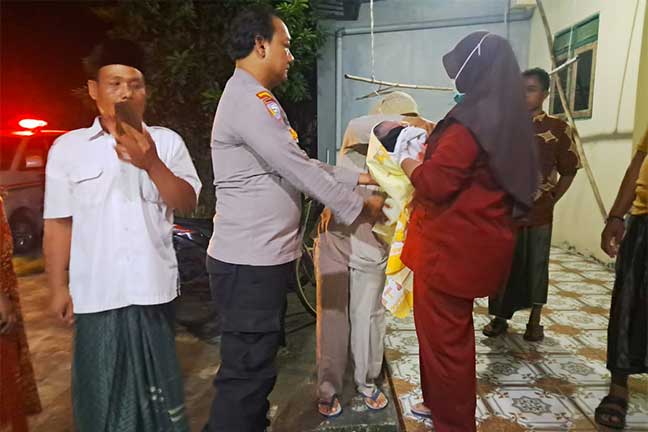 Penemuan bayi di halaman depan rumah warga Dusun Beji, Desa Sawiji, Kecamatan Jogoroto, Kabupaten Jombang. (Foto: IST)