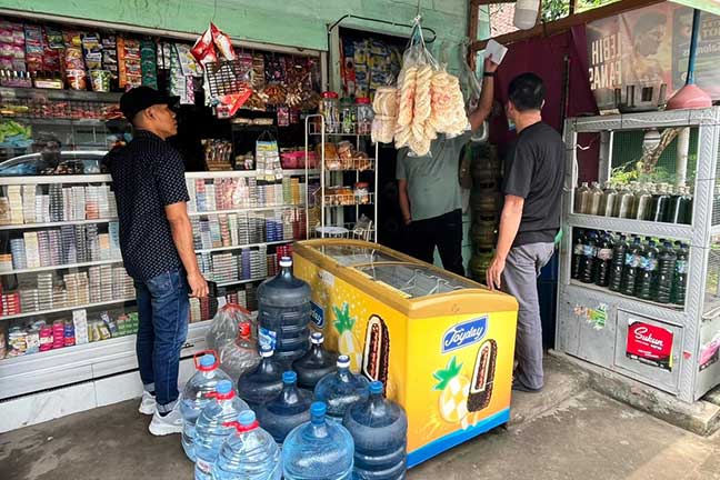 Polisi meminta keterangan korban yang menjadi korban dugaan pemalakan OTK. Korban adalah penjaga Toko Madura di wilayah Kecamatan Mojoagung, Kabupaten Jombang.