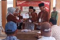 Proses penghitungan suara dalam pemilihan kepala desa antar waktu (KDAW) Desa Sukorejo, Kecamatan Perak, Kabupaten Jombang.