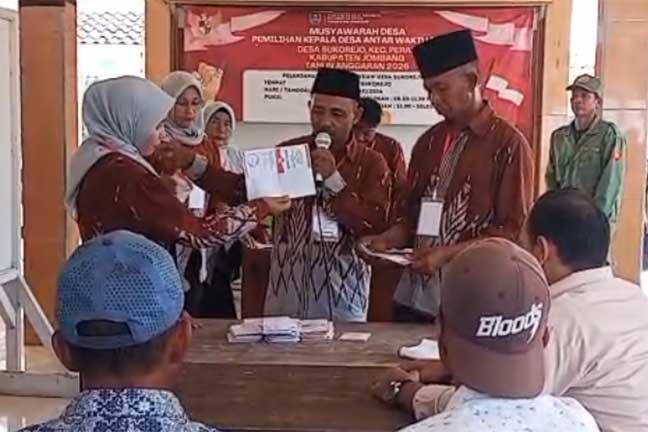 Proses penghitungan suara dalam pemilihan kepala desa antar waktu (KDAW) Desa Sukorejo, Kecamatan Perak, Kabupaten Jombang.