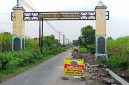 Gapura masuk Desa Murukan ini mempertegas bahwa lokasi pekerjaan berada di wilayah Kecamatan Mojoagung, bukan Kecamatan Sumobito seperti yang tertera pada papan proyek.