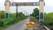 Gapura masuk Desa Murukan ini mempertegas bahwa lokasi pekerjaan berada di wilayah Kecamatan Mojoagung, bukan Kecamatan Sumobito seperti yang tertera pada papan proyek.