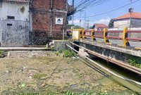 Kondisi sungai di Desa Mancar, Kecamatan Peterongan, Kabupaten Jombang, yang berbau menyengat diduga berasal dari limbah tahu.