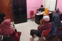 Sejumlah wali murid Yatasan Pendidikan Budi Utomo, Gadingmangu, Kecamatan Perak, Jombang saat mengadu ke angggota Dewan Pendidikan di kantornya. Pengaduan itu terkait ijazah anaknya yang ditahan pihak sekolah.
