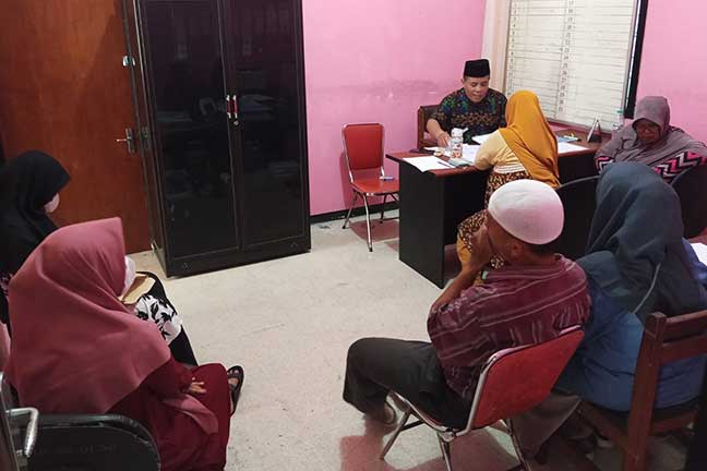 Sejumlah wali murid Yatasan Pendidikan Budi Utomo, Gadingmangu, Kecamatan Perak, Jombang saat mengadu ke angggota Dewan Pendidikan di kantornya. Pengaduan itu terkait ijazah anaknya yang ditahan pihak sekolah.