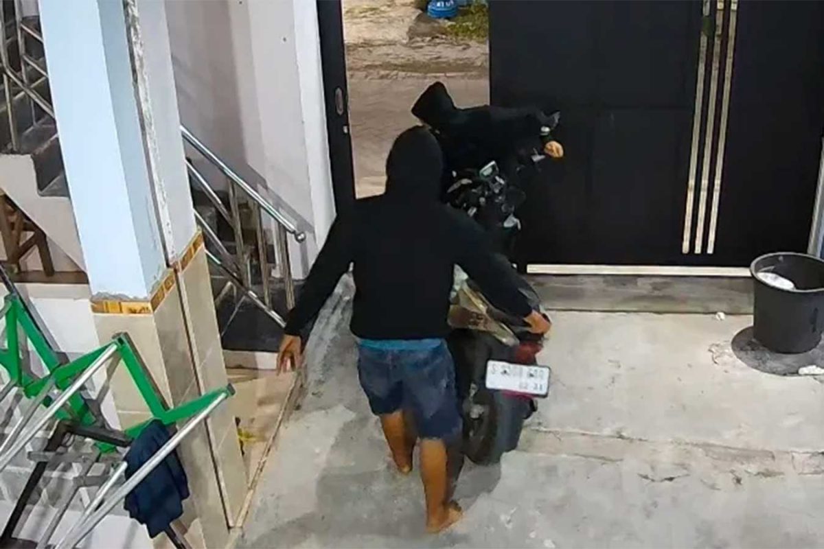 Tangkapan layar rekaman CCTV aksi pencurian sepeda motor di sebuah kos di Desa Balongbesuk, Kecamatan Diwek, Kabupaten Jombang.