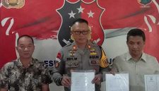 Polisi menunjukkan barang bukti saat rilis kasus dugaan penipuan di Polsek Jombang Kota.