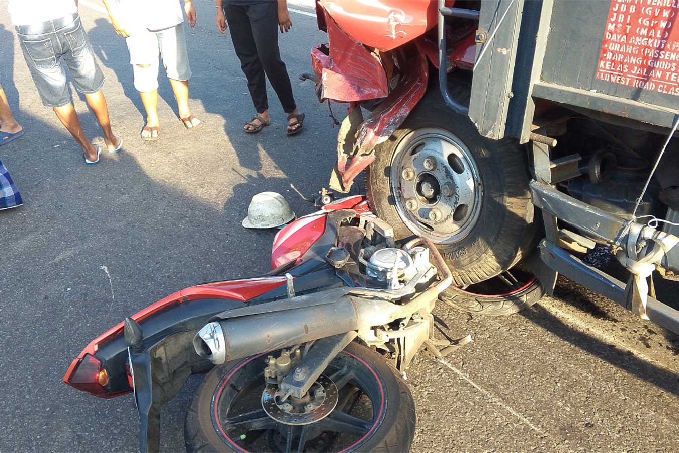 Xenia Bertabrakan dengan Truk Lalu Hantam Vixion di Kayen Jombang 1 kecelakaan di kayen bandarkedungmulyo jombang