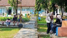 Warga memilih duduk-duduk di area depan kantor Dispendukcapil Jombang sebelum pulang, karena layanan KTP sedang mengalami trouble.